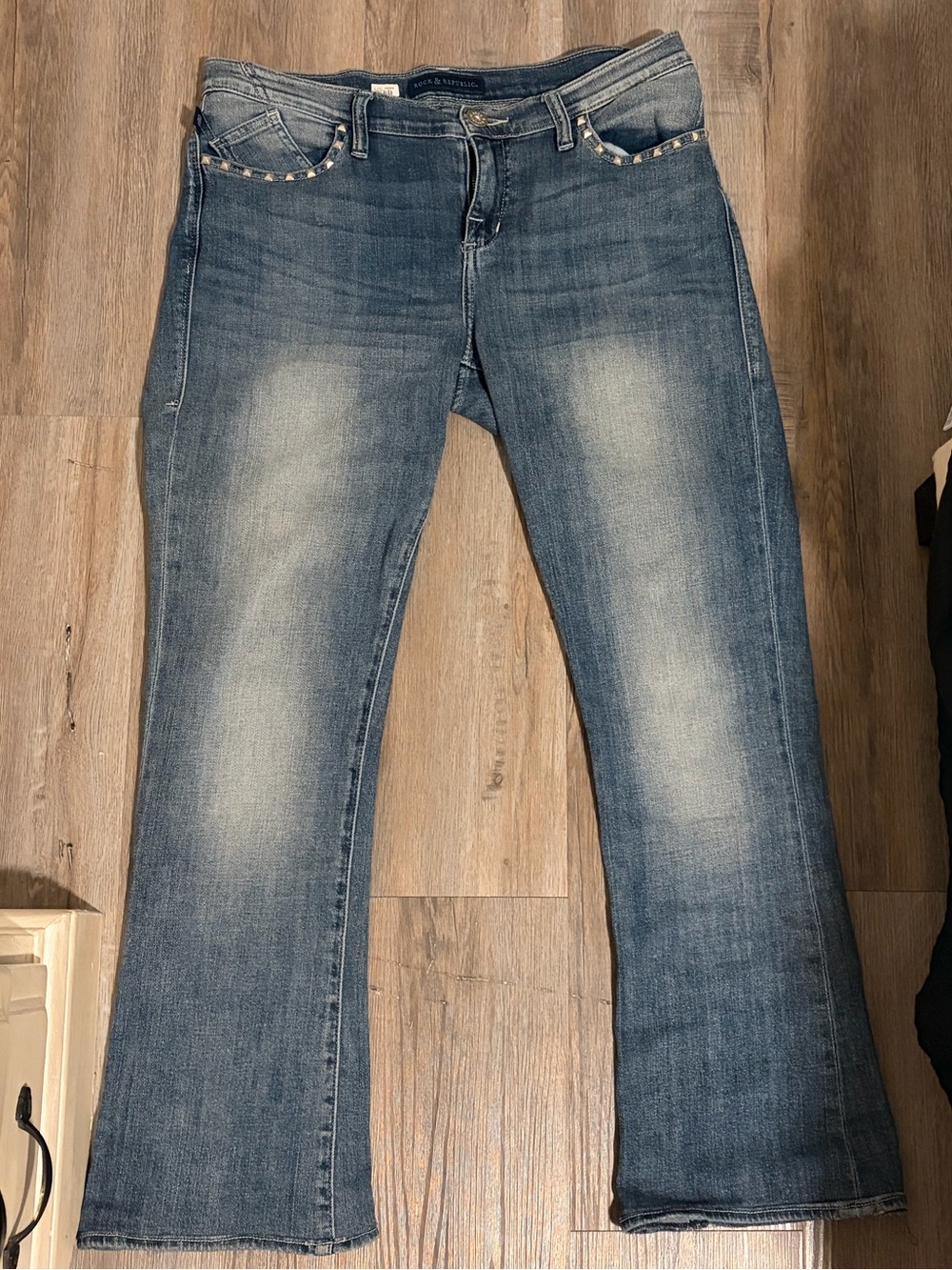 Rock & Republic Women's Flared Jeans in Faded Blue Size 12